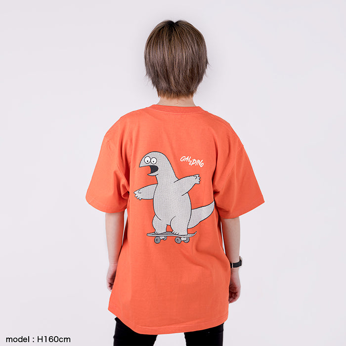 【ギャルと恐竜】Tシャツ スケボ オレンジ モデル着用　背面